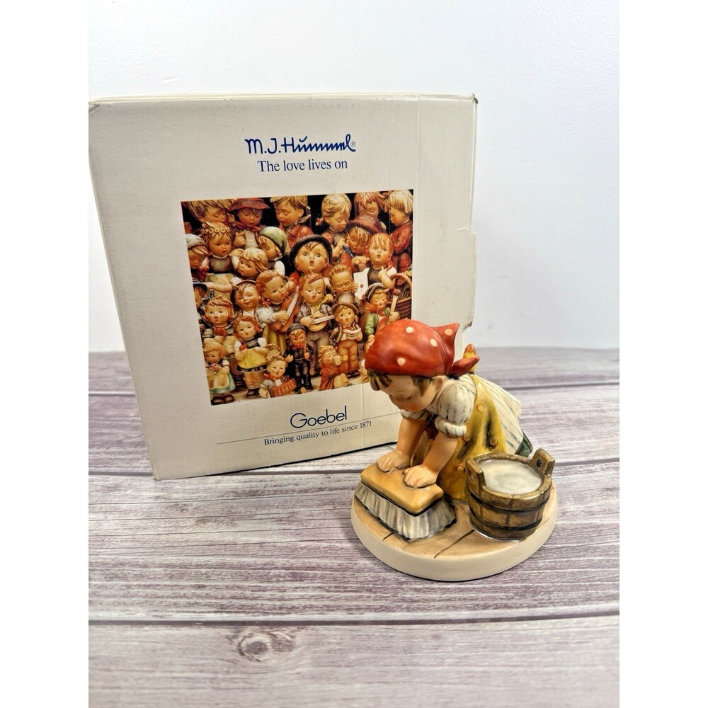 Hummel #363 Big‎ Housecleaning TMK5 Goebel Last Bee w BOX Excellent Condition